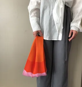 Modische Strick-Handtasche mit Farbblock-Design, stilvolles Detail für trendigen Look.