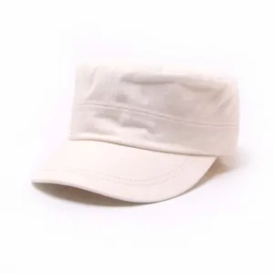 Detailaufnahme der klassischen, beige Baumwoll-Schirmmütze mit feinen Nähten und Struktur.