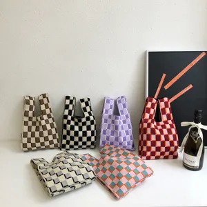 Detailansicht der kleinen karierten Strick-Tragetasche, stilvolle modische Handtasche.