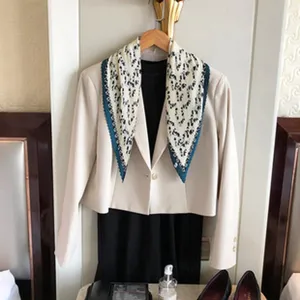 Retro Blumenseidentuch mit Spitzenrand, vielseitiges Band für Taschen und Halsaccessoires.