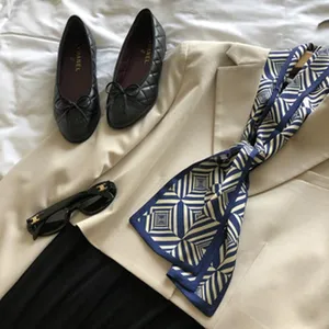 Frühling neue Kunstseide langer Schal, elegantes blaues geometrisches Band für Damen.