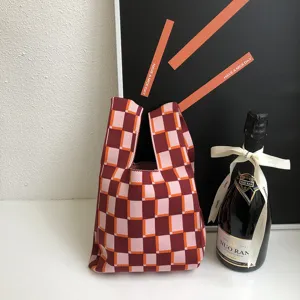 Mini Strick karierte Tasche Detailaufnahme, stilvolle karierte Handtasche in Rosa.