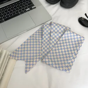 Blau-weißer karierter schmaler Haarschal als eleganter französischer Stil Mode-Accessoire.
