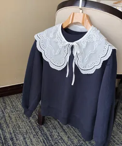 Abnehmbarer spitzenbesetzter falscher Kragen mit dunkelblauem Sweatshirt, vintage Blumenschal.
