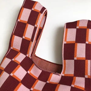 Strick Karomuster Tasche Detailansicht, farbiges Strickdesign, lässige Handtaschen Nahaufnahme