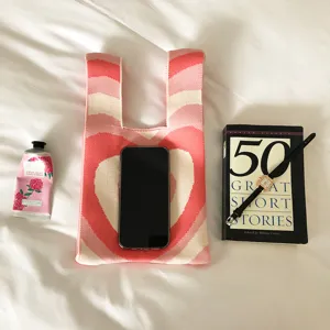 Rosa Strick Tote Bag, stilvolle Beuteltasche aus Strick mit Herzmuster Detail, süße Tasche.