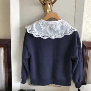 Dunkelblauer Pullover mit weißem Spitzenkragen, elegante florale Stickerei für Damenmode.