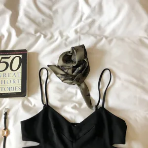 Caraco noir de style français combiné avec un élégant foulard en soie verte détail.