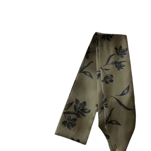 Élégant ruban en soie verte à motif floral, accessoire polyvalent pour cheveux ou sac.