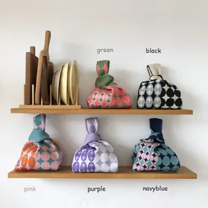 Japanische Strick-Handtasche mit buntem Polka-Dot-Muster, stilvolle tragbare Beuteltasche für Damen.