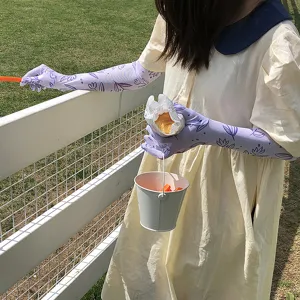 Sommer Sonnenschutz fingerlose Kühlungsärmel mit lilafarbenem Blumenmuster für den Sommer.