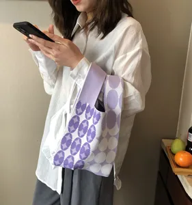 Japanische Handtasche aus Strick mit lebendigem lila geometrischem Muster, tragbare Tasche.