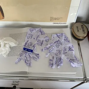 Gants longs de protection solaire d'été à motif floral violet, détail de tissu respirant.