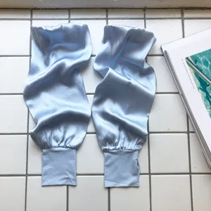 Detailansicht von Maulbeerseide-Sonnenschutzärmeln mit weichem Stoff und Manschettendesign.
