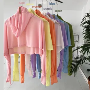 Gedetailleerd overzicht van kleurrijke korte UV-beschermende hoodies op een kledingrek.