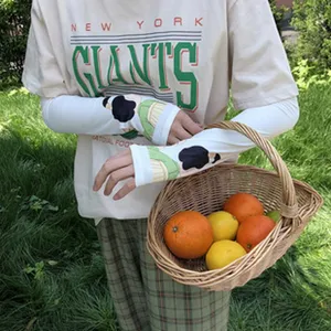 Detailansicht der stylischen Sommer-Sonnenschutz-Eisärmel mit niedlichen Prints für Outdoor.