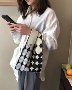 Japanische Strick Handtasche für Damen, schwarze weiße blaue Punkte gewebte Tasche chic.
