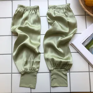 Elegante Seiden-Sonnenschutzärmel in Hellgrün, glatte Satin-Textur für Damen im Sommer.