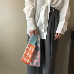 Japanischer Stil Strick Handtasche mit bunten Punkten, modische tragbare gewebte Tasche.