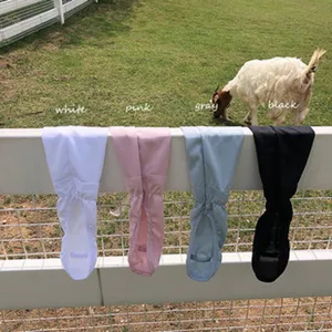 Vista dettagliata delle maniche protettive solari bianco rosa grigio e nero all'aperto.