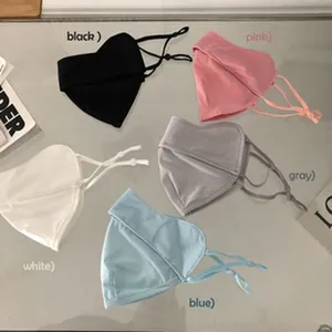 Detailansicht mehrfarbiger Sommer Sonnenschutz Gesichtsmasken in Schwarz, Weiß und Rosa.