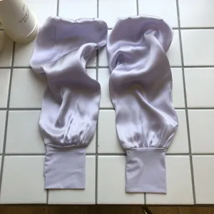 Leichte Seiden-Sonnenschutz-Armstulpen Detailansicht in sanfter purpurner Farbe