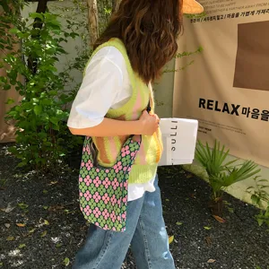 Detailansicht der retro gruenen und rosa floralen Strick-Umhängetasche, schicker Stil.