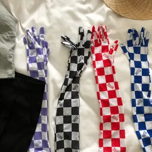 Elegante karierte Sonnenschutz Ärmlinge für den Sommer, atmungsaktive lange Armstulpen im Trend.