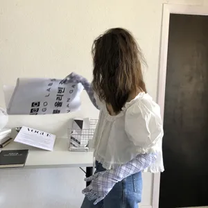 Koreanischer Stil blauer karierter Mesh Sonnenschutz lange Ärmel weiße Bluse Detailaufnahme.