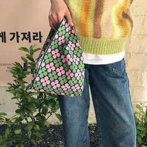 Gestreickte Blumen Handtasche für Damen, stilvolle grüne rosa Stricktasche, modisch für Alltag.