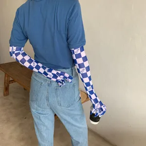 Blau weisse Karomuster Mesh Sonnenschutz Aermel Detailansicht, atmungsaktives Material für Sommer.