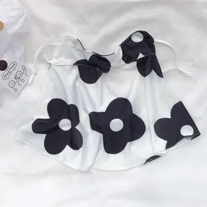 Zomerse zonbescherming gezichtsmasker, zwart-wit bloemenpatroon, comfortabel oorhangend ontwerp.