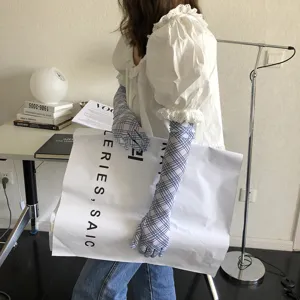 Nahaufnahme von Sommer koreanischen Stil Karo Netz Sonnenschutz langen fünf Finger Handschuhen