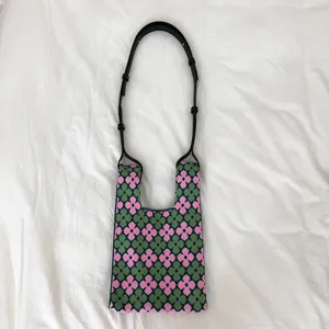 Gestrickte Umhängetasche mit rosa und grünem Blumenmuster, lässige Vintage Tragetasche.