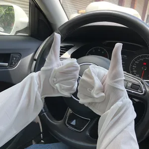 Detailansicht von weißen Eisseide Sonnenschutz Ärmeln, ideal getragen im Auto beim Fahren.