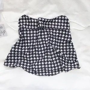 Stijlvol zwart-wit houndstooth zonnescherm gezichtsmasker met oorlussen voor de zomer.