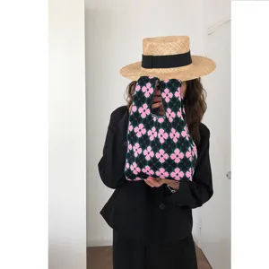 Gestrickte Handtasche mit rosa und schwarzem Blumenmuster, süße Vintage Freizeittasche neu.