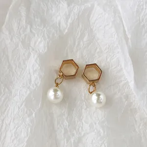 Exquisites hexagonales Metall Schal Schnalle Detail mit hängender Perle, Accessoire.