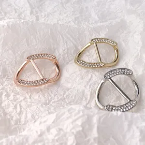 Nahaufnahme Detail des Strass Metall Schal Clips, glitzerndes geometrisches Kristall Design.
