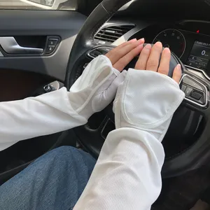 Detailansicht weißer Sonnenschutz Ärmlinge an Händen im Auto getragen, aus weichem Rippstoff.