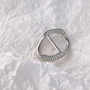 Silberner Strass Seidentuchring Metall geometrische Schnalle fuer Kleidung Ecke Clip Zubehör.