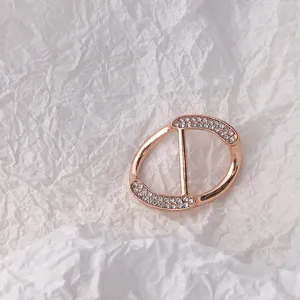 Roségoldener Schalring mit glitzernden Strasssteinen für Seidentücher und Bekleidung.