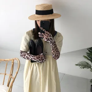 Detailaufnahme von schicken Leo-Mesh-Sonnenschutzärmeln, atmungsaktives Fünffinger-Design, top.