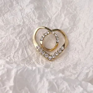 Goldene Strass Herz Seidenschal Schnalle Detail, elegante Metall Ring Brosche für Kleidung.