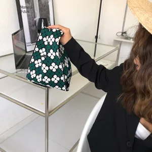 Gruen-weisse gestrickte Handgelenktasche mit Blumenmuster, stilvolle Freizeittasche.