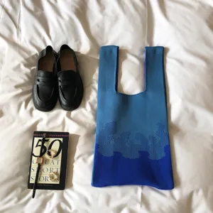 Schicke Strickhandtasche mit modischem blauem Farbverlauf, ideal für trendige Alltags-Outfits.