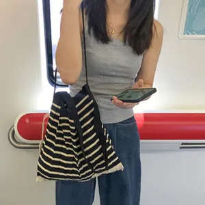 Dames Gestreepte Gebreide Schoudertas Japanse Stijl Grote Capaciteit Geplooide Geweven Crossbody Tas Polyester Gestreepte Tote Tas