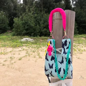 Casual gestreepte shopper tas met vlinderprint, roze handvat en groene ketting.