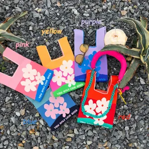 Bunte blumenstrick tragetasche fuer damen, stilvolle strickhandtasche mit trendigem design.