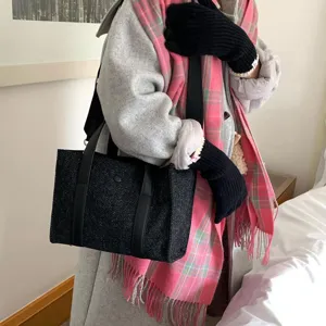 Detailansicht des stilvollen rosa karierten Winterschals, weicher Kunstkaschmir Schal für Damen.